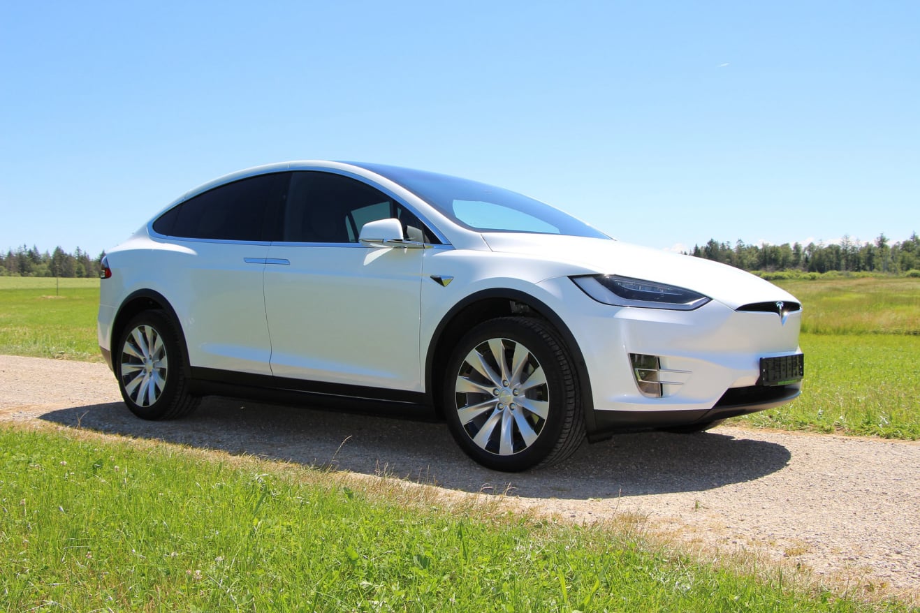 Tesla blanco eléctrico